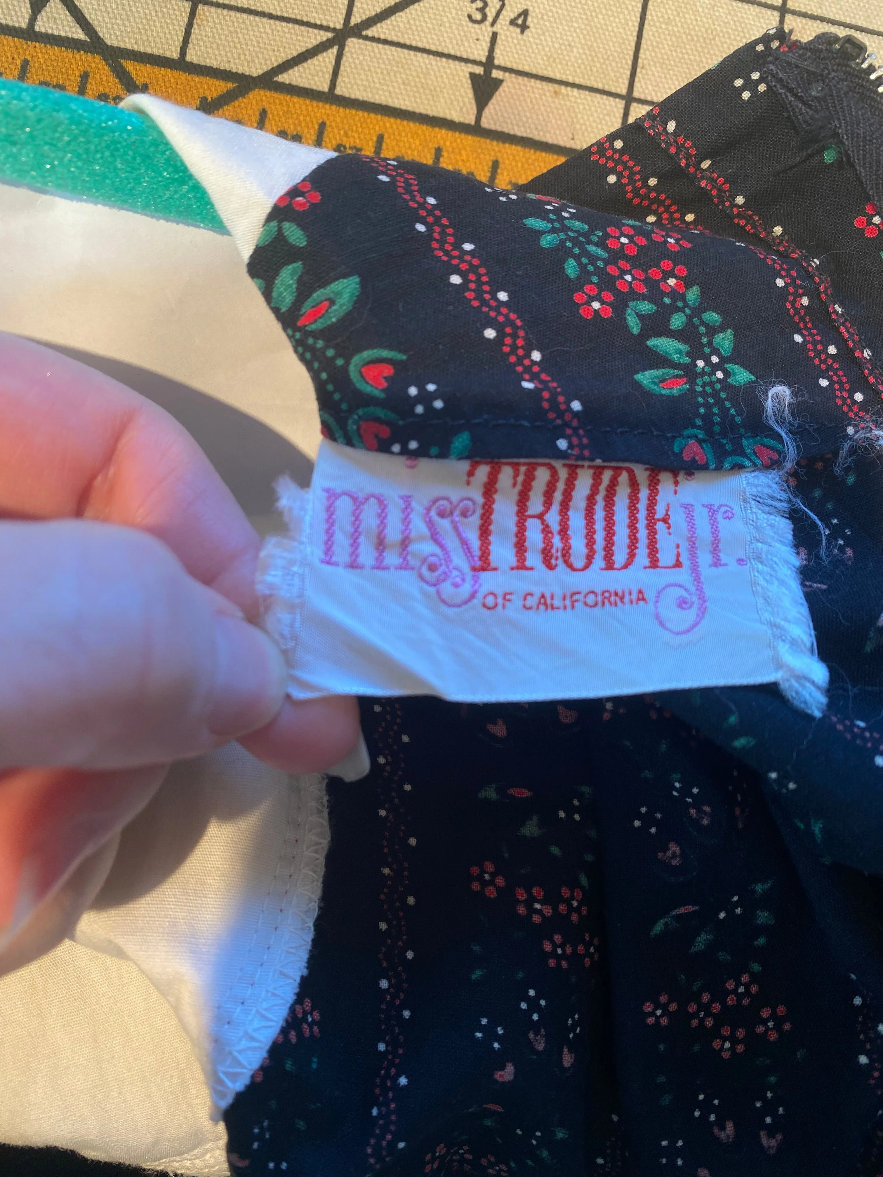 1950's Bavarian Cotton Holiday Dress By Miss Trude Jr. / Small